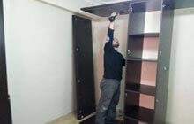 Dolap montajı yapan eleman