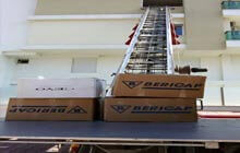 Asansör sepetine yüklenmiş ev eşyaları